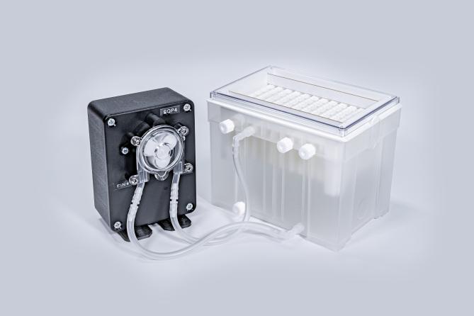 Xpress Dialysis Box mit Schlauchanschlüssen